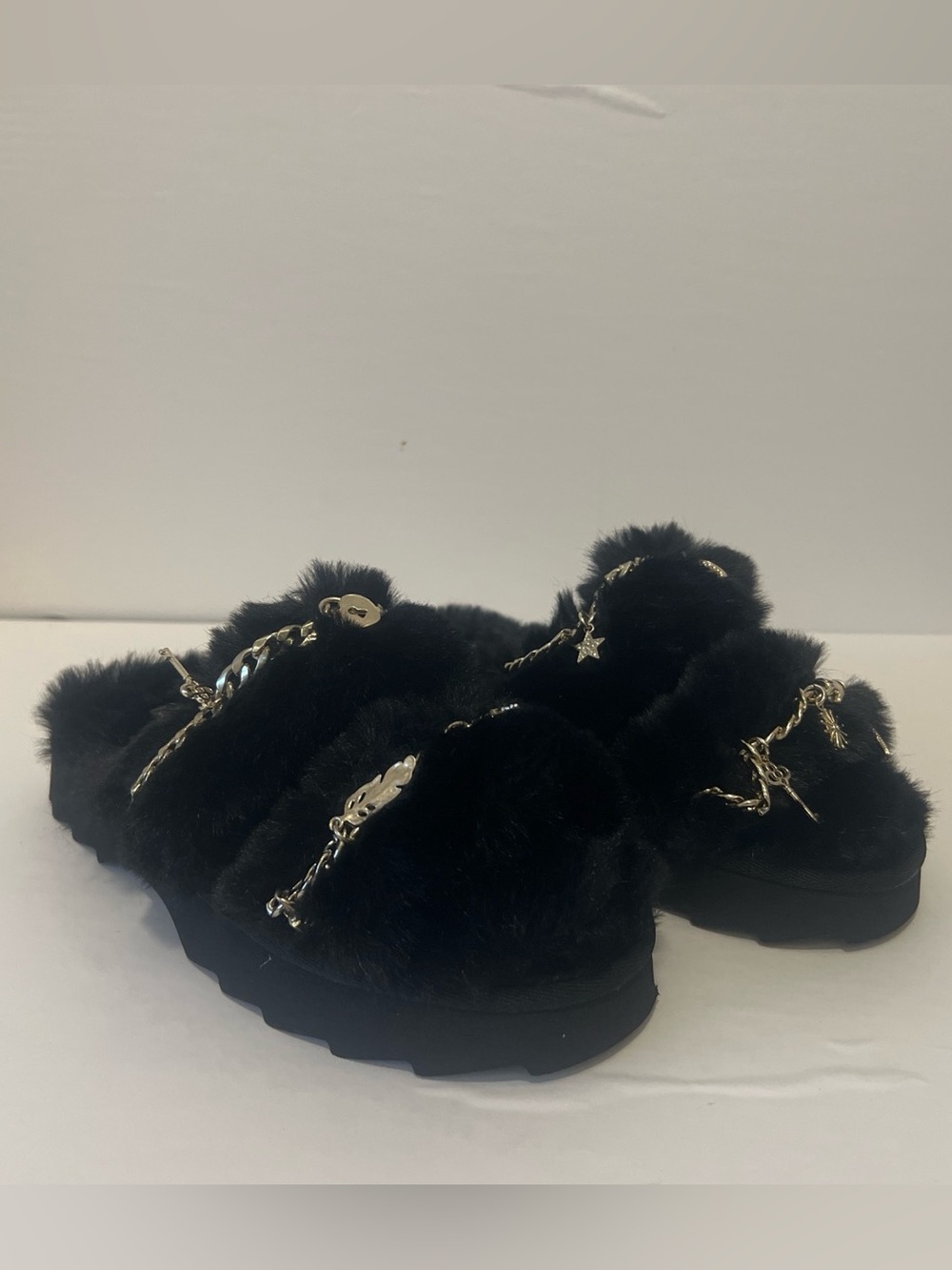 New Wild Pair Faux fur slippers with silver chain - 7.5